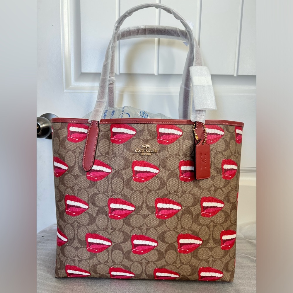NWT Coach Tote In Signature Canvas